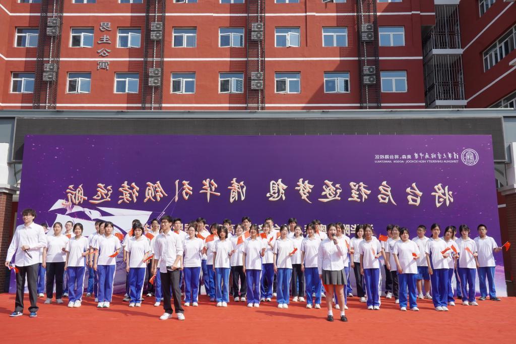 25 Teachers and Students of Jiangtai Road Campus sing 